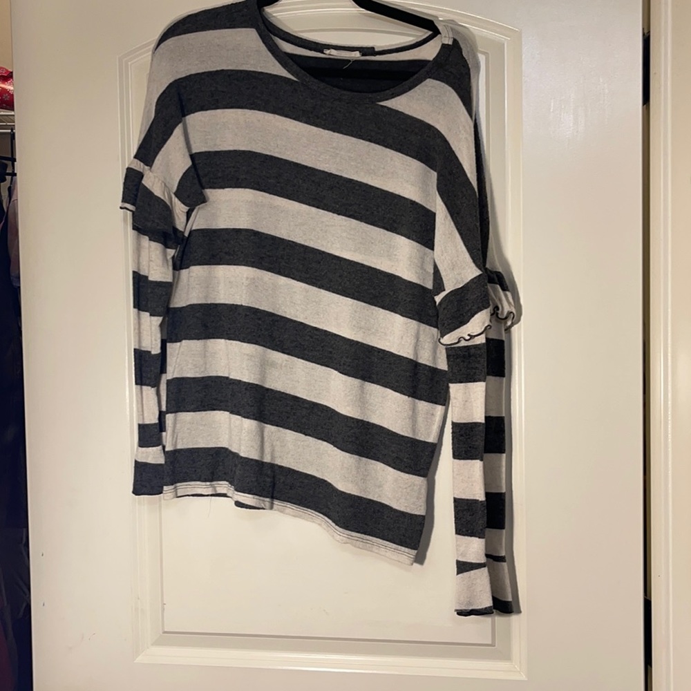 Size medium boutique sweater grey and white with bell sleeves